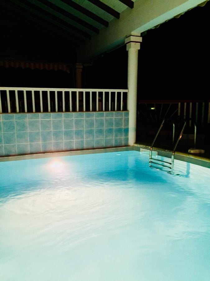 Bed and Breakfast Soleil La Terre-de-Bas Екстер'єр фото